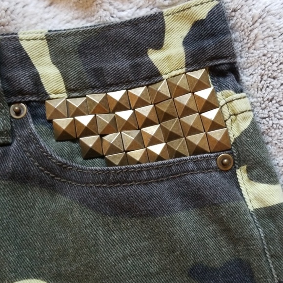 Forever 21 camo studded jean shorts size 31 green - Picture 2 of 5